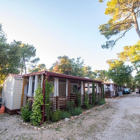 Mobile Home Cube, 3 Bedrooms, Free Parking, Wifi بيوغْغاد نا موغو المظهر الخارجي الصورة