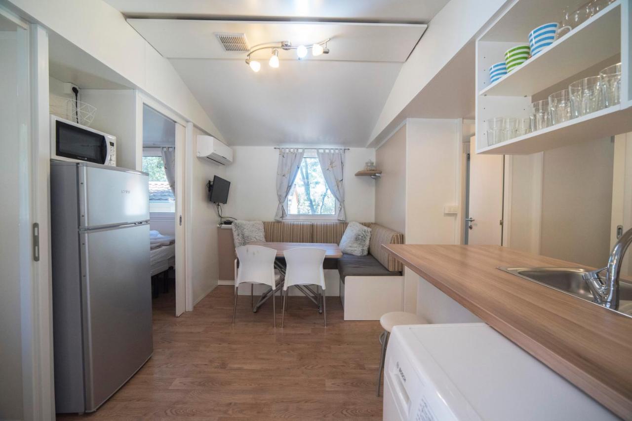 Mobile Home Cube, 3 Bedrooms, Free Parking, Wifi بيوغْغاد نا موغو المظهر الخارجي الصورة
