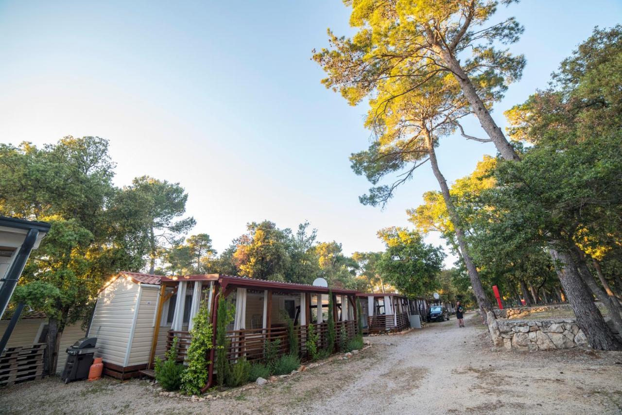 Mobile Home Cube, 3 Bedrooms, Free Parking, Wifi بيوغْغاد نا موغو المظهر الخارجي الصورة