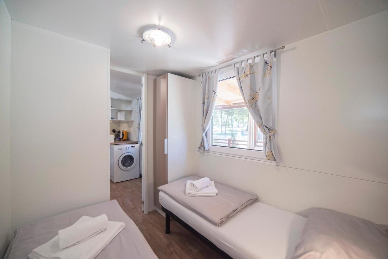 Mobile Home Cube, 3 Bedrooms, Free Parking, Wifi بيوغْغاد نا موغو المظهر الخارجي الصورة
